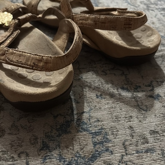 Vionic Gold Sandals with Cushioned Footbed and Ankle Strap - size 7.5 - Picture 3 of 7